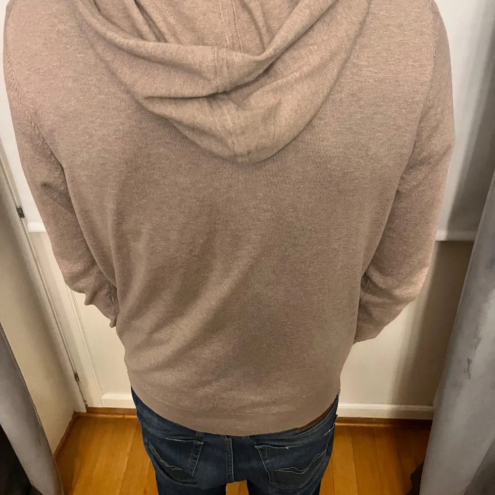 Massimo dutti beige kashmir hoodie.                          nyskick storlek m passar s Nyskick, längd o vikt 180cm 69kg.💯💯. Tröjor & Koftor.