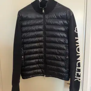 Moncler Cardigan i storlek xxl, sitter mindre. Väldigt fint skick 