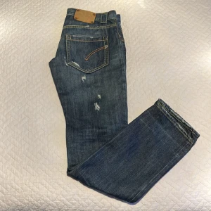 Dondup jeans med slitningar - Säljer ett par snygga dondup jeans med slitningar. || skick 8/10  och en bekväm passform.|| Skriv vi minsta fundering 💭 !