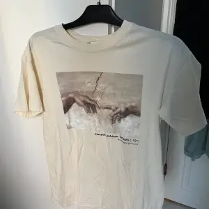 Säljer denna beigea tshirt från Pull&Bear, helt oanvänd endast provad. Storlek S