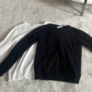Svart och vit tröja från VILA❤️båda för 350 - Säljer två snygga tröjor från VILA i storlek XS. Den ena är svart och den andra är vit, båda med rund hals och ribbade muddar. Perfekta för både vardag och festliga tillfällen. De är i bra skick och passar perfekt till höst- och vintergarderoben.