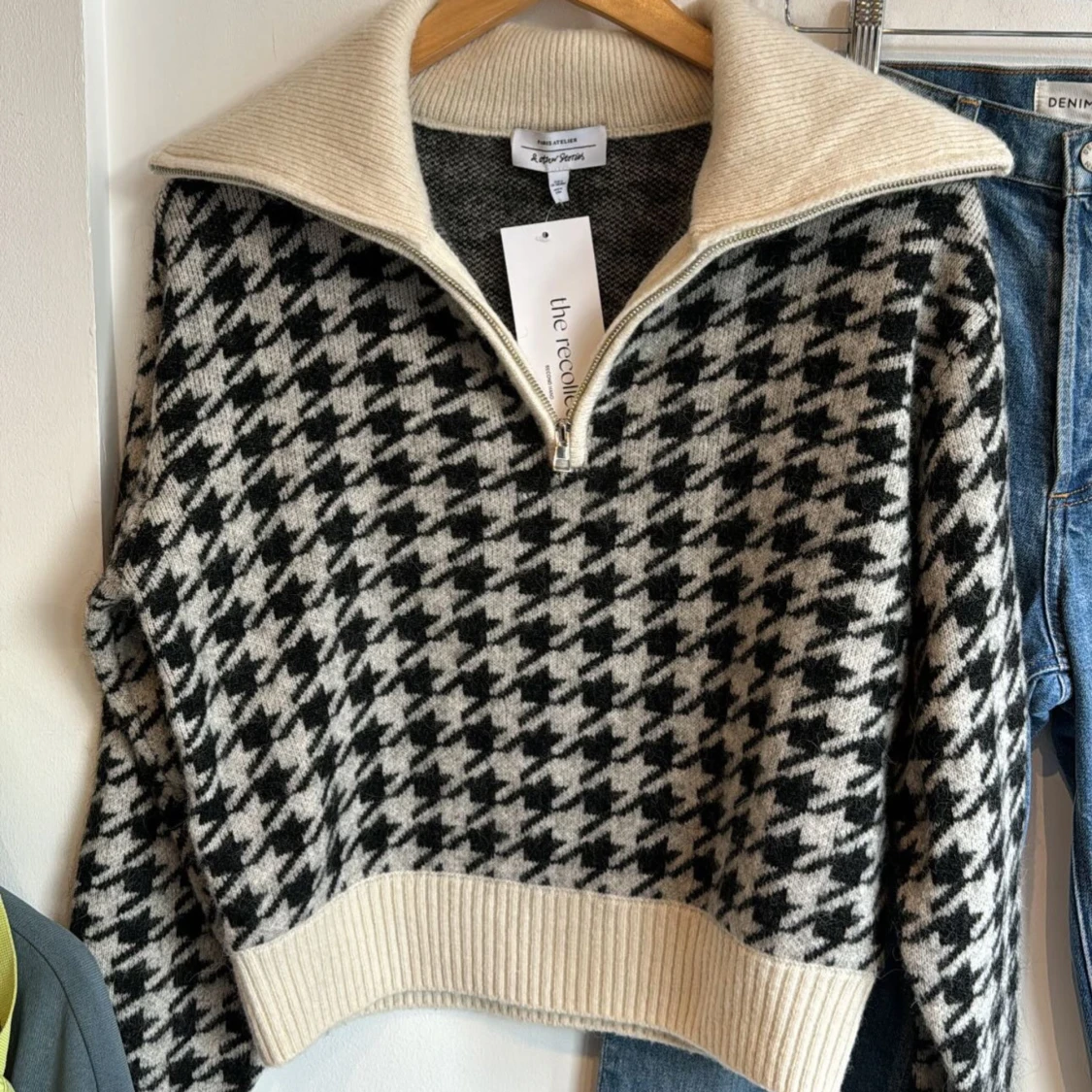 Svart och vit stickad tröja från The Ragged Priest