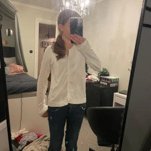 Kofta  - Vit skön kofta knaparna går att knäppa up och den är lång i armarna. 