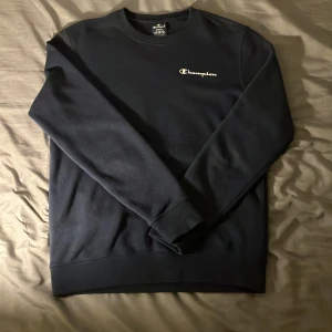 Mörkblå Champion tröja  - Säljer en mörkblå tröja från Champion i storlek S. Inte särskilt använd och inga defekter heller. Nypris är runt 499kr. Hör av dig om du vill ha fler bilder eller har några funderingar.