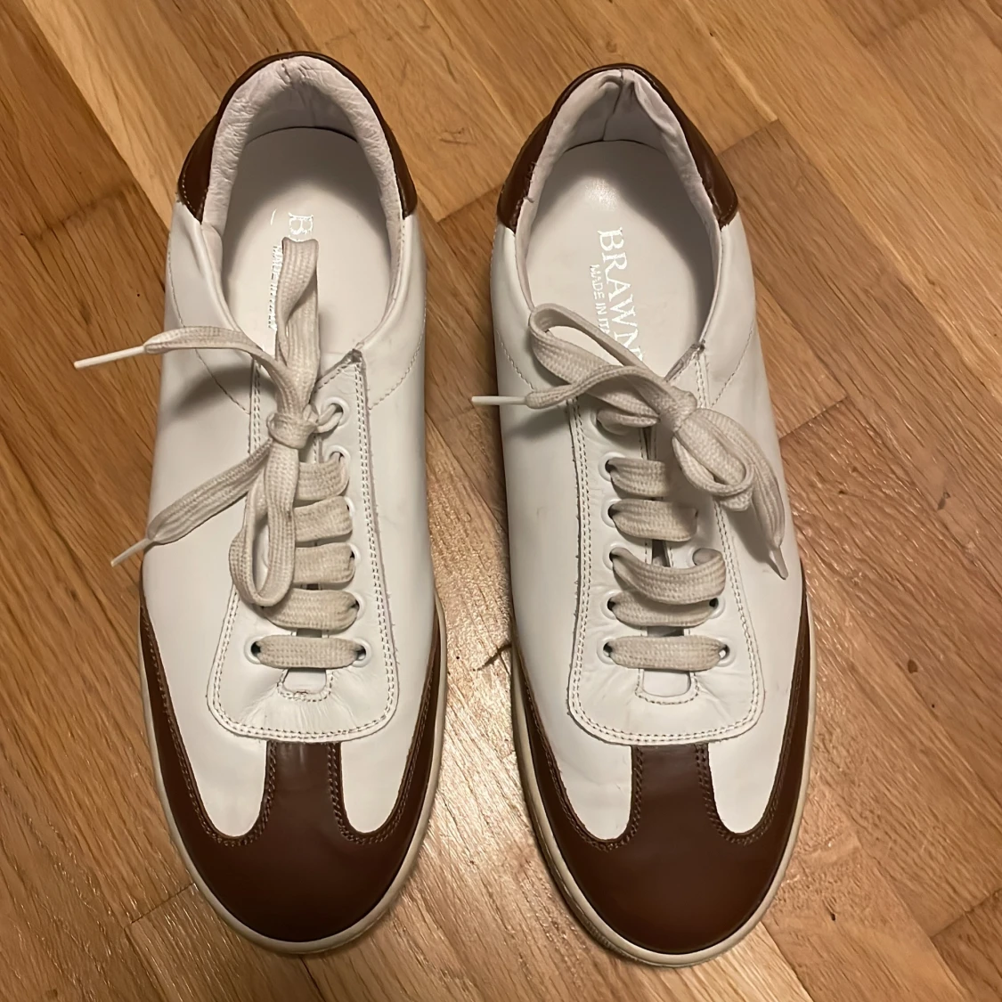 Vita och bruna skor från Brawn's - 90
