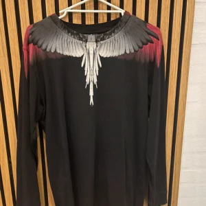 Marcelo Burlon tröja - Säljer nu min Marcelo burlon tröja i bra skick 