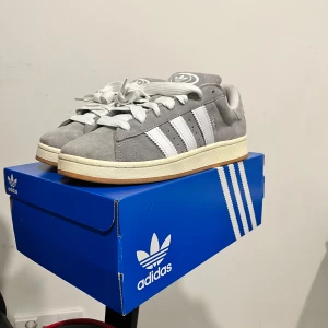 Grå Adidas Campus 00s - Säljer ett par grå Adidas Campus . De är i mycket bra skick och kommer i originalkartong. Storlek 44 om du är intereserad kontakt!