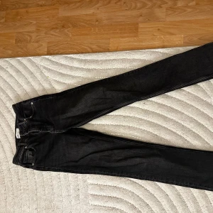 Jeans med slits - Mörkgråa jeans med en slits🩶
