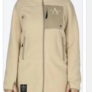 Beige fleecejacka från Slade - Säljer en supermysig beige fleecejacka från Slade. Den har en dragkedja framtill och praktiska fickor. Perfekt för kyliga höst- och vårdagar. Jackan har en cool bröstficka med Slade-logga och är i mycket bra skick. Passar perfekt för en casual look! Nypris 1199kr