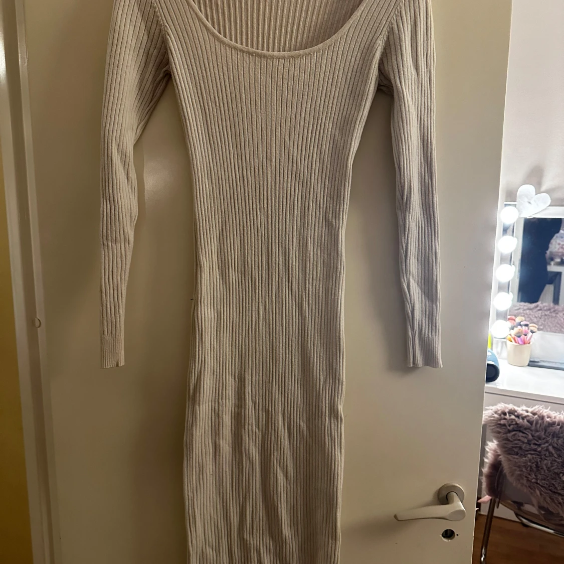 Vit ribbad långklänning