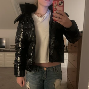 Svart pufferjacka från Calvin Klein - Säljer en snygg svart pufferjacka från Calvin Klein. Köpte för 2195kr Den är i mycket bra skick och perfekt för höst och vinter. Jackan har en glansig finish och dragkedja framtill. Den är långärmad och har en normal passform. Supermysig och stilren för kyliga dagar!❤️❤️💕
