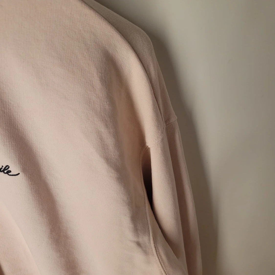 Beige sweatshirt med broderad text - 93
