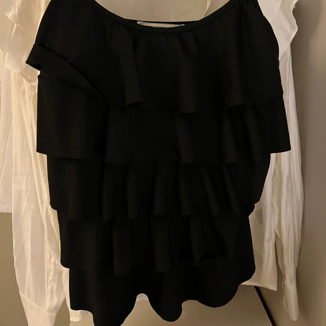 Svart volangtopp  - 90