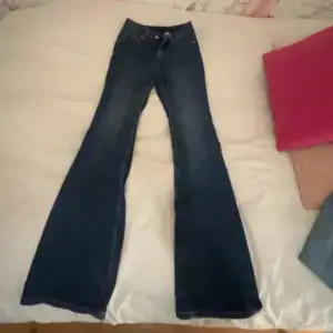 Mörkblåa bootcut jeans i storlek 34, passar mig som är 159cm bra i längden. De är highwaist och går precis över naveln. Säljer för 100kr men priset går att diskuteras. 