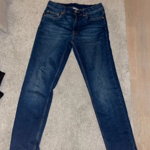 Jeans från Zara - Säljer ett par snygga blå jeans från Zara i storlek 11-12 år. De har en klassisk femficksdesign och är i bra skick. Perfekta för både vardag och festliga tillfällen. Passar bra till en avslappnad stil. Skriv vid minsta lilla fundering✍️😀✅