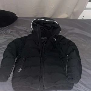 Pele p vinterjacka  - En skön pele p vinterjacka original pris 4 tusen säljer för 999 pris kan diskuteras i storlek s passar m  väldigt bra för snö och vind väldigt varm