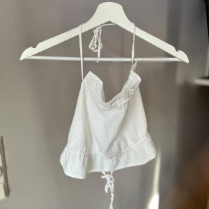 Vit sommartopp - Vit axelbandslös topp med volangdetaljer, en perfekt sommartopp. 