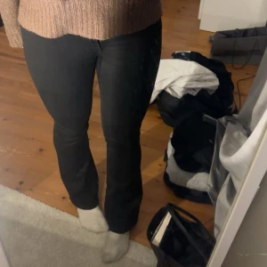 Svarta bootcut jeans - Säljer ett par svarta bootcut jeans i bra skick. De är lågmidjade och har en snygg passform som sitter tight upptill och blir vidare nedtill. Perfekta för både vardag och fest! 🖤