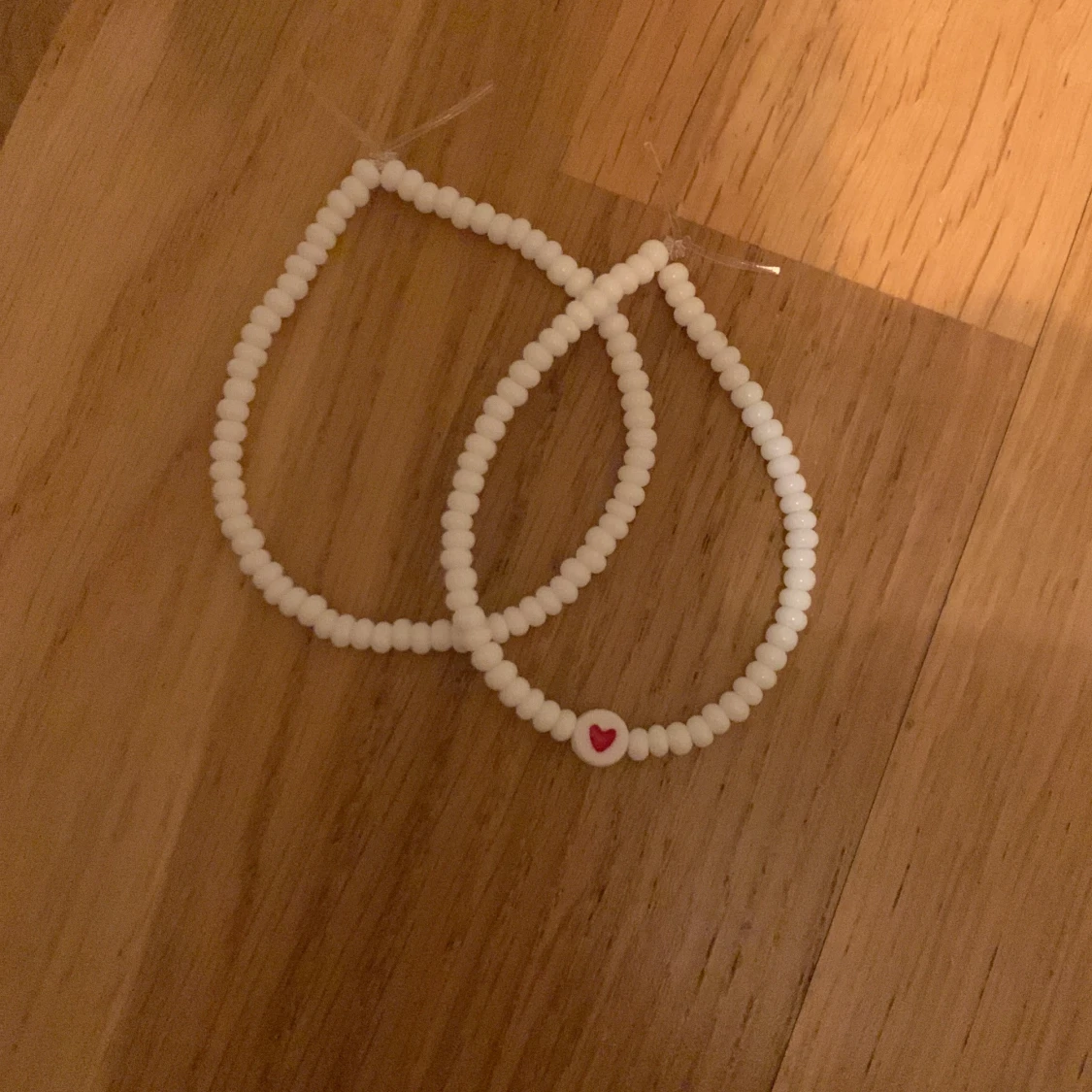 Jag gör pärlarmband i olika färger, 25 kr st exklusive frakt. Funkar att designa armband av egna önskemål 💕 - 90