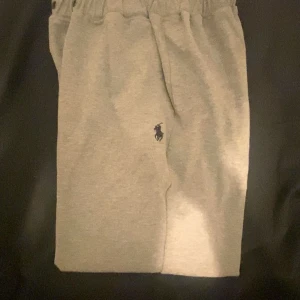 Grå shorts från Ralph Lauren - Säljer ett par grå shorts från Ralph Lauren i mycket bra skick. De är gjorda av mjuk bomull och har en normal passform. Perfekta för sommarens alla äventyr! 🩳 bara andvänts i 3 månader 