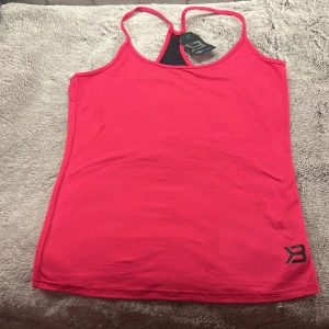 Better bodies tränings linne  - Hej säljer min better bodies träningslinne eftersom den aldrig kommit till användning. Linnet är i storlek medium för kvinnor och har fortfarande prislappen på (399kr nypris)