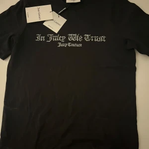 Svart Juicy Couture t-shirt  - Säljer en svart t-shirt från Juicy Couture i nytt skick. 