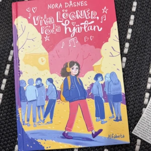 Vita lögner, röda hjärtan - En färgglad och charmig bok som handlar om Tuva och hennes liv. Boken är utformad som en privat dagbok och tar upp teman som vänskap, vad som är coolt och att bli kär. Perfekt för ungdomar som gillar att läsa om relationer och vardagsdramatik. 