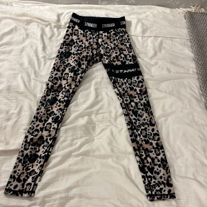 Stronger tränings-tights  - Tränings-tights med leopardmönster från stronger. Använda fåtal gånger och de är i väldigt bra skick! 💕