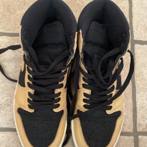 Nike Air Jordans storlek 41 - Säljer ett par Nike Air Jordans i svart och beige i storlek 41. Dem är i mycket bra skick inte mycket använda  och är äkta.