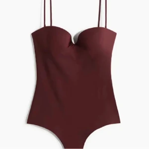 Vinröd body med smala axelband - Säljer den populära hm bodyn!❤️ använd 1 gång super bra skick❤️Helt slutsåld!