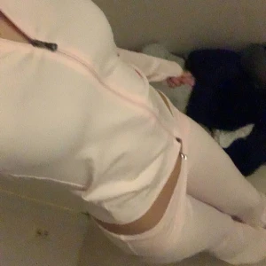 Ljusrosa träningsset med dragkedja - De är storlek S/XS.  Säljer ett snyggt ljusrosa set med dragkedja framtill. Setet är tight och består av en långärmad topp och matchande byxor. 