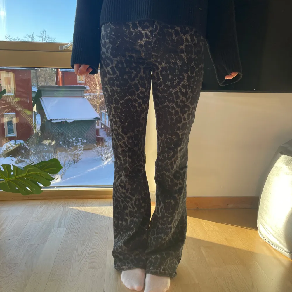 Snygga leopardmönstrade byxor i ett stretchigt material. Byxorna är i mycket bra skick och har en midwaist! . Jeans & Byxor.