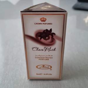 Säljer en koncentrerad parfym med doften Choco Musk från Crown Perfumes. Flaskan innehåller 6 ml och kommer i en elegant förpackning med bruna och vita detaljer. Perfekt för dig som älskar en söt och varm doft med inslag av choklad och mysk. Liten och smidig att ta med sig överallt!