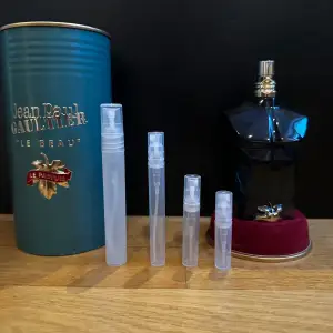 Säljer en flaska Le Beau Le Parfum från Jean Paul Gaultier. Flaskan är formad som en manlig torso i en cool svart och blå design med en guldig detalj. Doften har söta, träiga och kokosnötsnoter med inslag av amber och vanilj. Perfekt för den som vill ha en tropisk och kryddig touch till en dag på stranden 🏖️Priset står för 5ml. 5ml är ungefär 50st spray. FINNS ÄVEN I 2,3,5,10ML KOLLA PROFILEN FÖR ANDRA STORLEKAR ! 2ml 39kr | 3ml 49kr | 5ml 69kr | 10ml 119kr | 