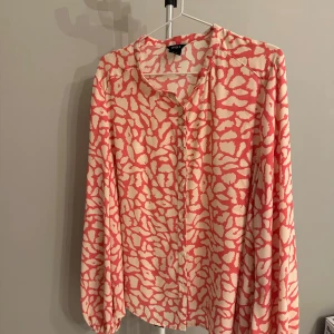 Rosa vit blus i mycket bra skick - Rosa vit blus från Lindex i mycket gott skick. Storlek XL