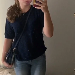 Mörkblå topp med mönster - Säljer en snygg mörkblå topp med ett diskret mönster. Perfekt för både vardag och fest! Storlek M men skulle säga att den sitter som S! 🙌