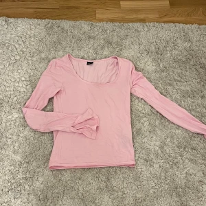 soft touch jersey top - Säljer en rosa långärmad topp från Ginatricot. Stl s, hör av er vid funderingar🌸