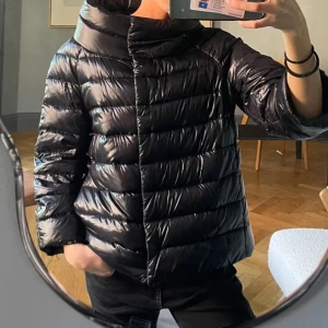 Svart Herno jacka  - Säljer min älskade Herno jacka!!! Såå snygg och skön😍Bra skick, kan ha småå tecken på användning men inget man tänker på!