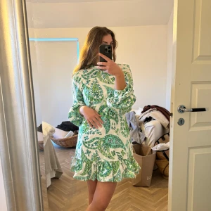 Klänning från SATUD  - Super söt klänning ifrån Staud. Köpt från rent the runway so använd men i ett fint skick. Amerikans storlek 6, sotter som en S