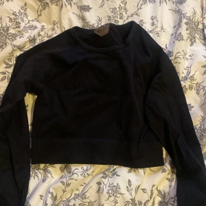 Aimn träningströja - Svart träningstopp från Aimn i storlek M, men skulle säga att den passar en S. Den är i använt men bra skick, säljer för 100+ frakt🌸