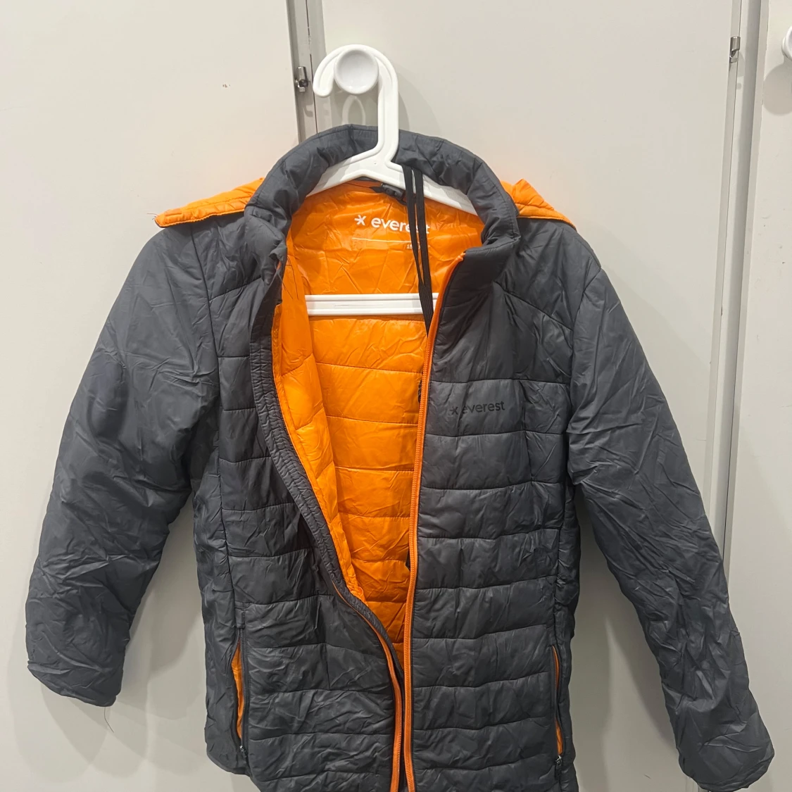 Grå och orange quiltad jacka från Everest (barn storlek)  - 92