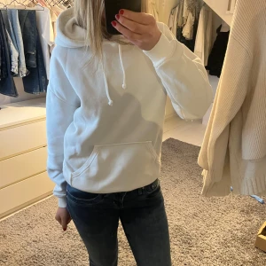 Vit hoodie  - Säljer en supermysig vit hoodie i mjukt material.🤍🤍