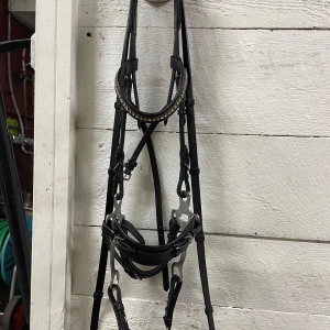 Svart Hackamore - Svart hackamore med tyglar, fint skick ☺️storlek cob 