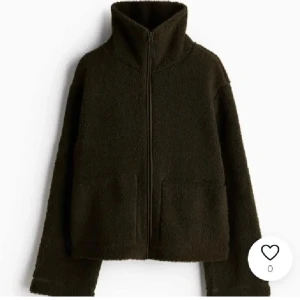 Grön pile jacka - Grön populär pile jacka ifrån h&m storlek M! Bra skick!! Knappt använd! Skriv för mer bilder! 