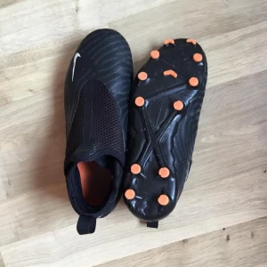 Fotbollsskor Nike phantom GX - Nike fotbollsskor i storlek 37,5. De är använda men i bra skick. 