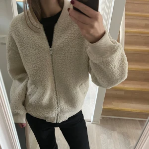 Teddyjacka - Vit Teddyjacka från Lindex i storlek S. Köpt för 599kr och är använd fåtal gånger😊normal i storleken 