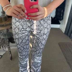 Ormbyxa  - Så coola orm printade byxor från Weekday som inte finns att köpa i butik längre ,väldigt bra skick🥰