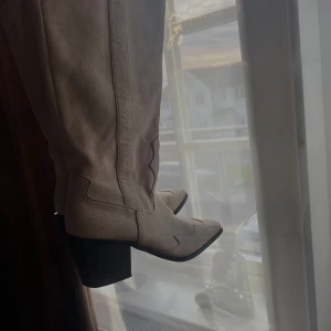Cowboy boots  - Snygga boots ifrån booho använda 1 gång.  Säljer då dom är lite för små för mig.   Nypris 800 Mitt pris 500 men kan absolut tänka mig att diskutera ner det. 