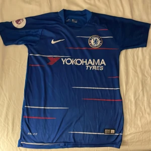 Chelsea tröja - Chelsea tröja väldigt välbehållen. ⚽️💙🤍Passar storlek small.