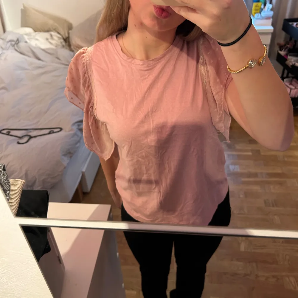 En söt mjuk rosa t-shirt med spets på armarna i storlek Xs🎀. T-shirts.